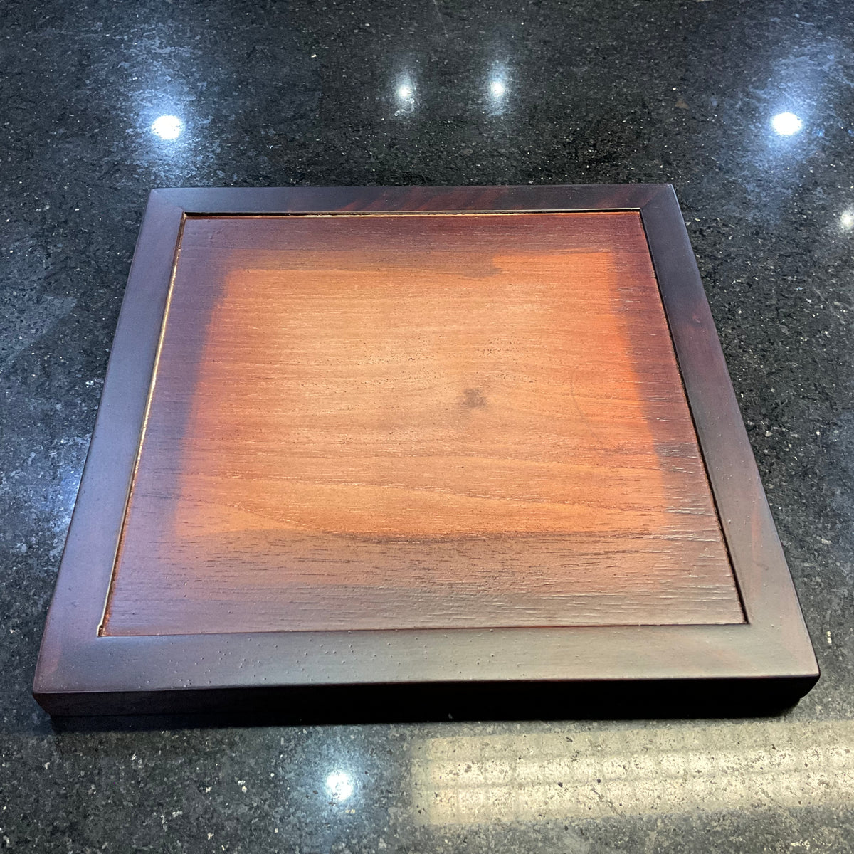 Base de madera con bordes 26 cm x 26 cm (diorama)