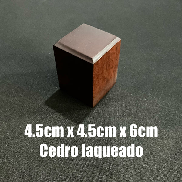 Base de madera 4.5cmX 4.5cm x 6cm (figura individual)