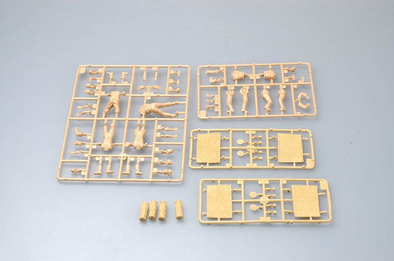 TRUMPETER: 1:35 Trumpeter German Field Howitzer Gun Firing Crew Figure Set (5 figures)