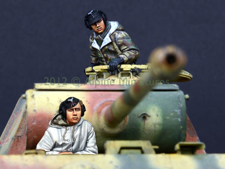 Alpine 1/35 German Panther Crew Set (2 figurines)